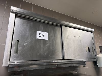 une armoire en acier inoxydable sur laquelle est apposée une pancarte