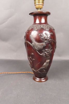 Vase en bronze patiné à décor d'arbustes et oiseaux en relie…