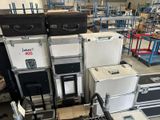 de nombreuses valises empilées les unes sur les autres dans un entrepôt