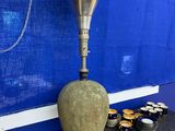 un vase orné d'une corne, posé sur une table devant un mur bleu