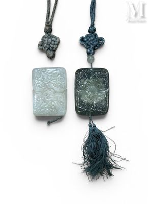 trois pièces de jade et des pendentifs en jade ornés de pompons, sur fond blanc
