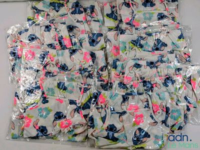 beaucoup de sacs empilés sur une table