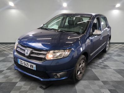 la photo d'une voiture bleue garée dans un garage