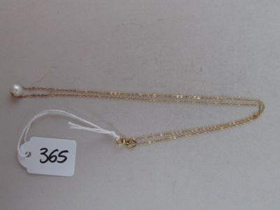 Collier en plaqué or orné d'une perle blanche sur une chaîne en or, avec une étiquette de prix