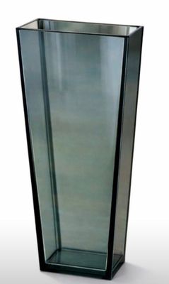 un vase en verre posé sur une table