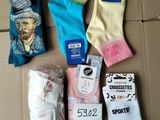 Plusieurs paires de chaussettes sont posées sur une boîte en carton