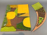 deux œuvres d'art posées sur une table