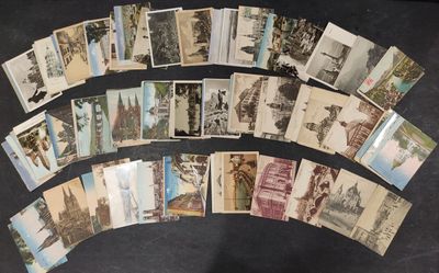 un lot de vieilles cartes postales posées sur une table