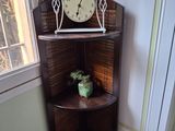une étagère d'angle sur laquelle est posée une horloge