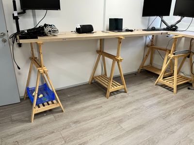 deux écrans d'ordinateur posés sur un bureau en bois