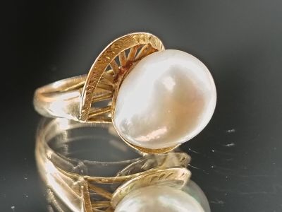 Bague en or jaune 14 k, 585/1000, ornée d'une perle baroque.