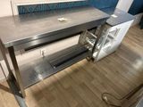 une table en acier inoxydable munie d'une porte vitrée