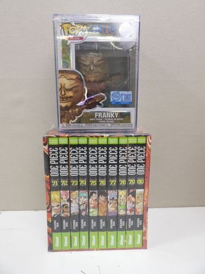 il y a beaucoup de figurines exposées sur la table