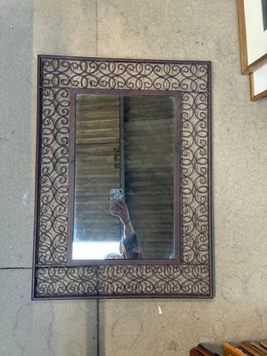 Miroir avec encadrement en métal peint à décor de volutes 74…