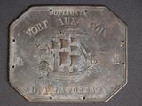 gros plan d'une plaque de métal sur laquelle figure un navire