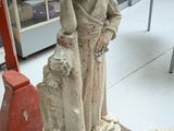 une statue représentant une femme et un mouton dans une boutique