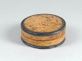 une petite boîte en bois avec un couvercle sur une surface blanche