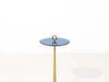 une table d'appoint dorée et bleue avec un plateau en verre