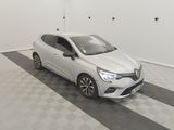 la voiture blanche est garée dans le garage sur le sol en damier