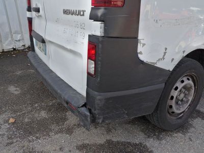 une camionnette blanche qui a été vandalisée et qui est garée sur un parking