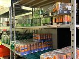 de nombreuses étagères remplies de sodas et d'autres boissons dans le magasin