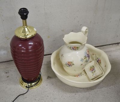 une photo d'une table sur laquelle se trouvent une tasse de thé et une lampe