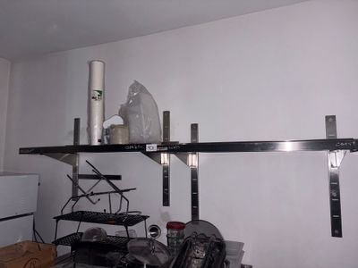 Trois étagères murales inox.