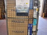 un chariot sur lequel se trouvent quelques cartons dans un entrepôt
