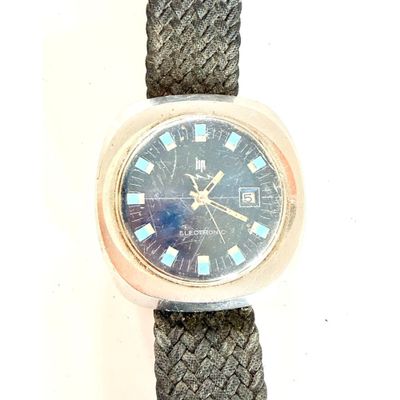 une image d'un gros plan d'une montre-bracelet sur un fond blanc