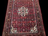 un tapis persan ancien orné d'un motif en médaillon sur fond noir