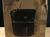 une image représentant une boîte sur laquelle figure une horloge, posée sur une table