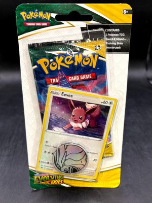 un gros plan sur une boîte de cartes à collectionner Pokémon posée sur une table