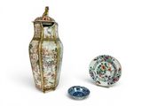 un vase et une assiette posés l'un à côté de l'autre