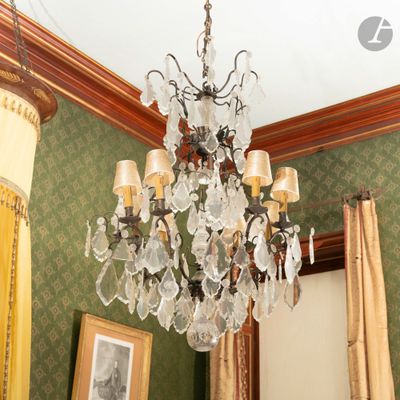 un lustre suspendu au plafond d'une pièce