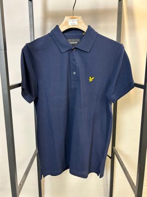 un gros plan sur un polo bleu suspendu à un portant