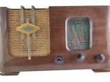 an old radio that is sitting on a table