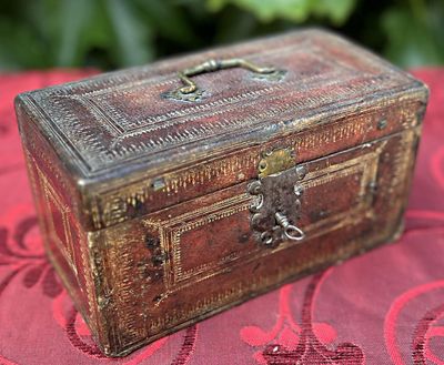 une petite boîte en bois posée sur une nappe rouge