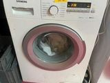 une machine à laver posée sur un plan de travail