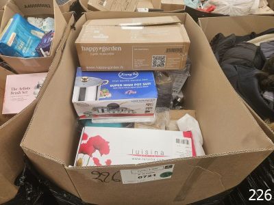 de nombreux cartons d'objets posés à même le sol
