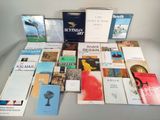 beaucoup de livres sur la table