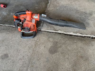 un petit ventilateur posé sur le sol en béton