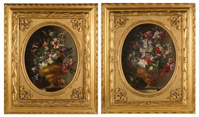 deux tableaux représentant des fleurs, dans un cadre doré, sur fond blanc