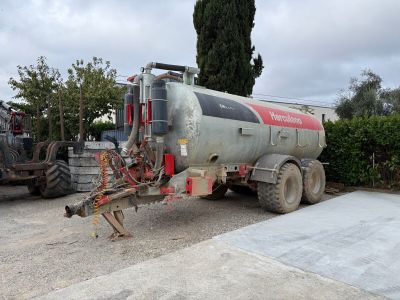 un gros camion garé à côté d'un tracteur