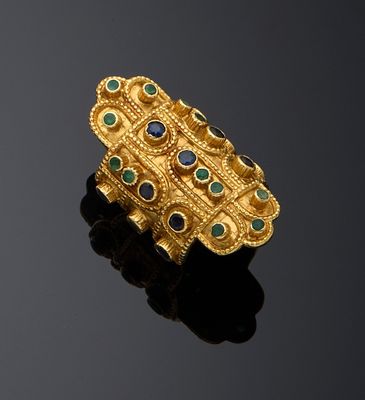 une image représentant une bague en or sertie de pierres bleues et vertes