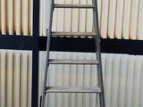 une échelle appuyée contre un mur