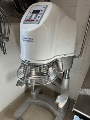 un mixeur posé sur un support dans une cuisine