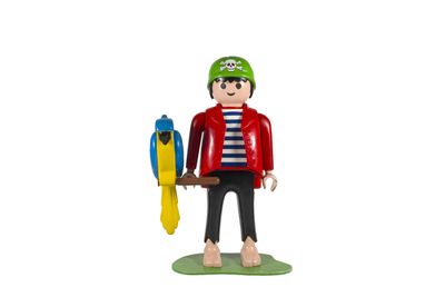 une figurine représentant un homme avec un perroquet sur l'épaule