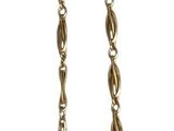 collier composé de perles métalliques avec un fermoir doré sur fond blanc