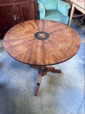 une table ronde avec un plateau circulaire dans une pièce
