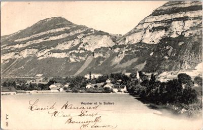 une photo en noir et blanc représentant une vue sur une chaîne de montagnes